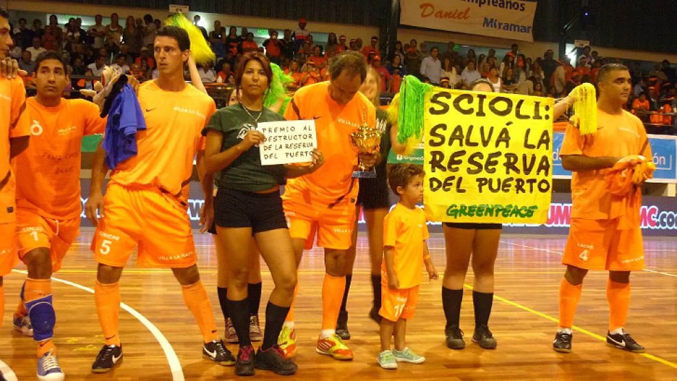 Durante el torneo "Copa Miramar - Torneo Futsal 2013", activistas vestidas de porristas le entregaron un trofeo a Scioli por ser el "Destructor de la Reserva del Puerto".