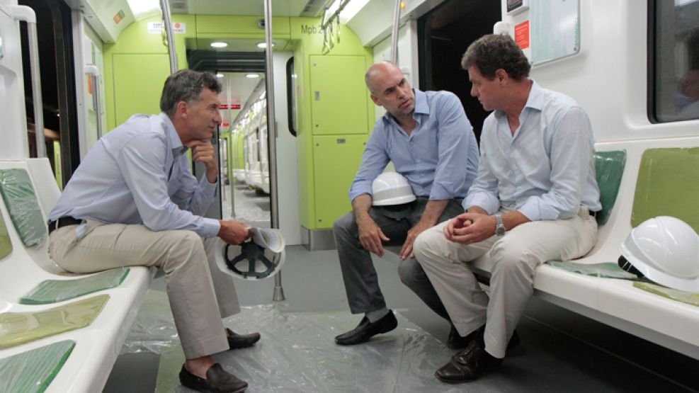 Mauricio Macri, el 7 de enero pasado, con Horacio Rodríguez Larreta y Juan Pablo Piccardo, en uno de los nuevos vagones de la línea A. 
