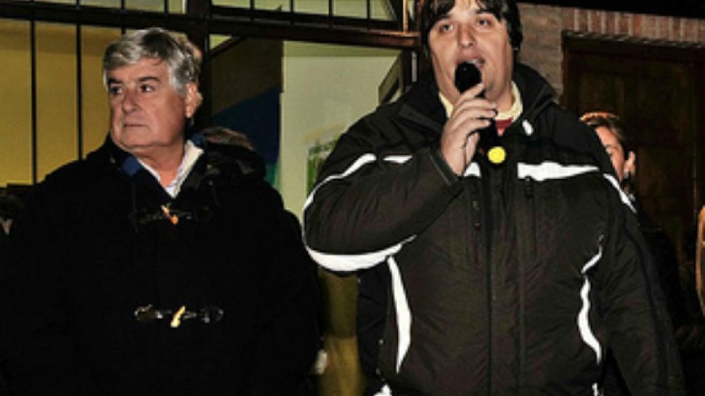 Hernán Muriale, al micrófono, durante la campaña del 2011. En esa oportunidad, encabezaba la lista de concejales de Blas Altieri (el primero desde la izquierda).