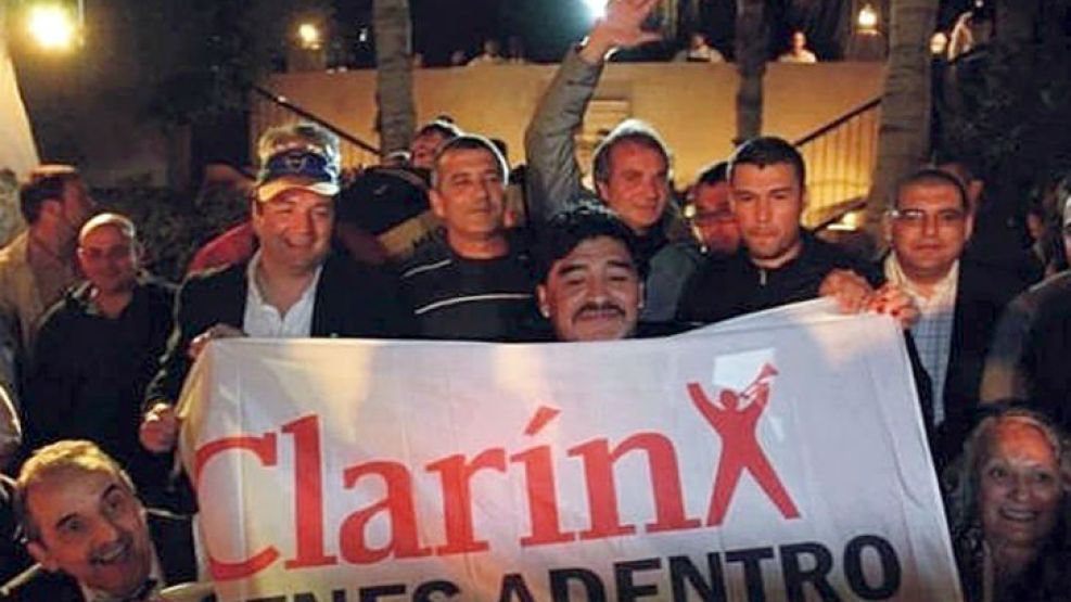 Maradona con Moreno y sus infaltables carteles anti-Clarín, durante su visita a la Presideta en los Emiratos Arabes.