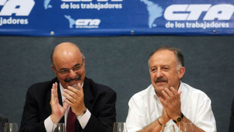 El ministro de Trabajo, Carlos Tomada, y el secretario general de la CTA kirchnerista, Hugo Yasky.