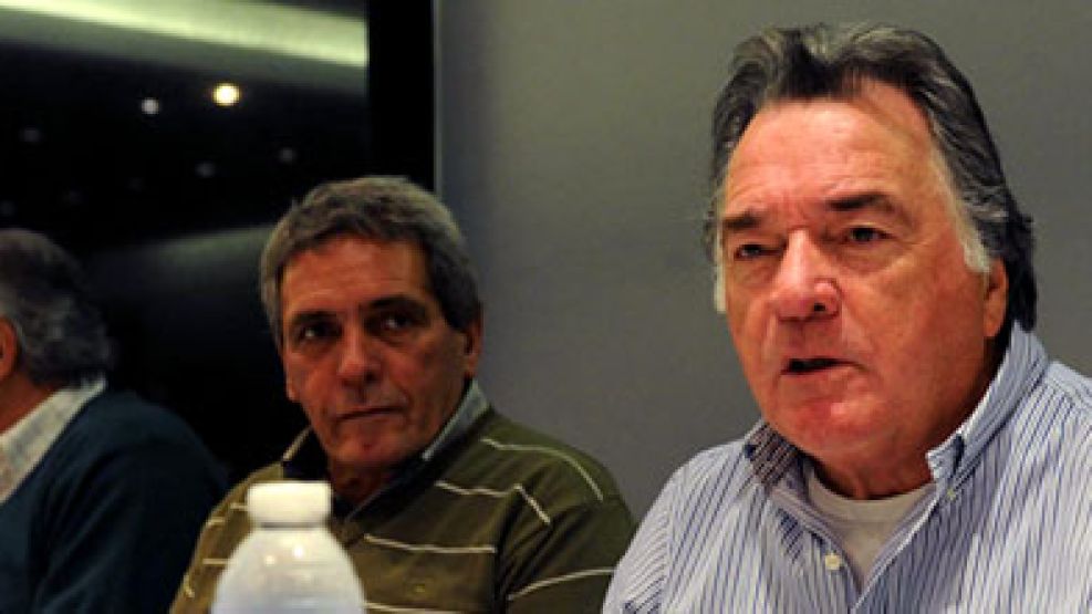 El titular de la CGT Azul y Blanca, Luis Barrionuevo, confesó estar trabajando por la candidatura presidencial del cordobés José Manuel De la Sota y aseguró que jamás votaría por Hugo Moyano. 