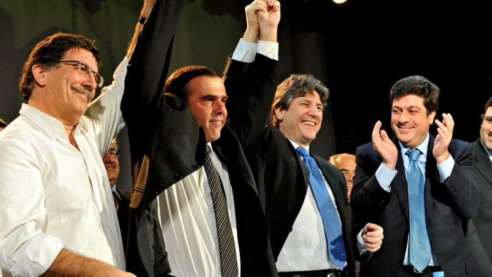 Tellechea junto a su jefe político, Gabriel Mariotto, el vice Amado Boudou y el ministro de Educación Alberto Sileoni, en la campaña 2011.