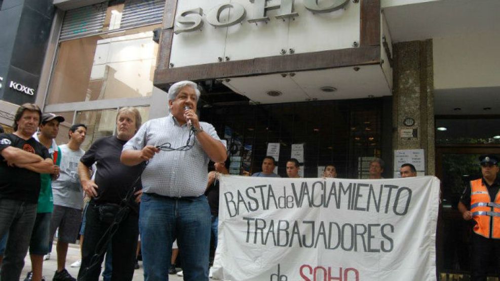 El sindicalista Julio Piumato junto a Gustavo Vera, de La Alameda, en el escrache a Soho.
