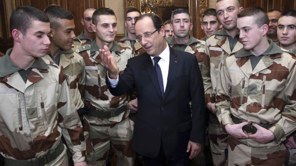 El presidente francés junto a una tropa militar.