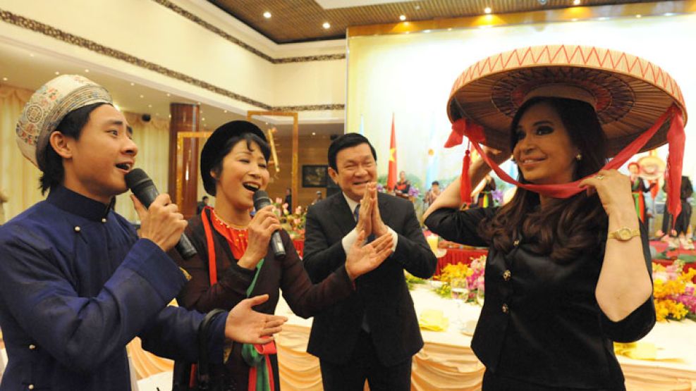 La presidenta Cristina Fernández se reunió hoy con su par de Vietnam, Truon Tan Sang en el Palacio Presidencial de la capital Hanoi, y tras el encuentro resaltó la relación entre ambos países.