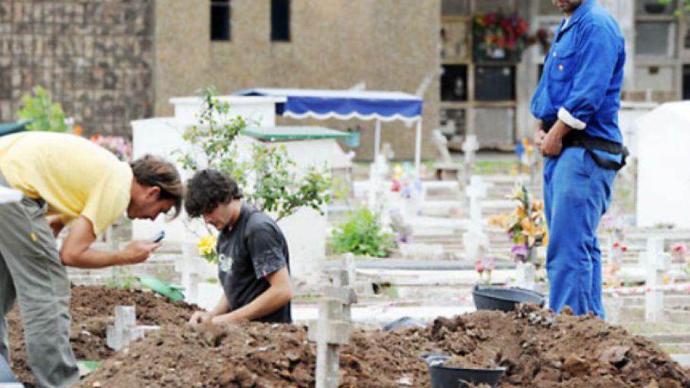 Los forenses trabajando en el cementerio La Piedad de Rosario