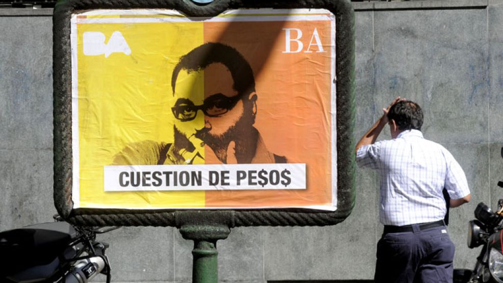 Los afiches contra el conductor estrella del Grupo Clarín en pleno microcentro porteño. 