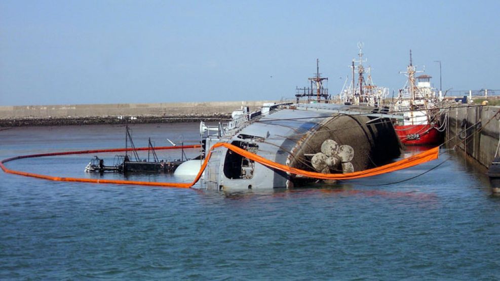 "Me parece muy raro que un buque desactivado y listo para desguace sufra un percance que lo lleve a hundirse en cuestión de horas", aseguró Puricelli. 