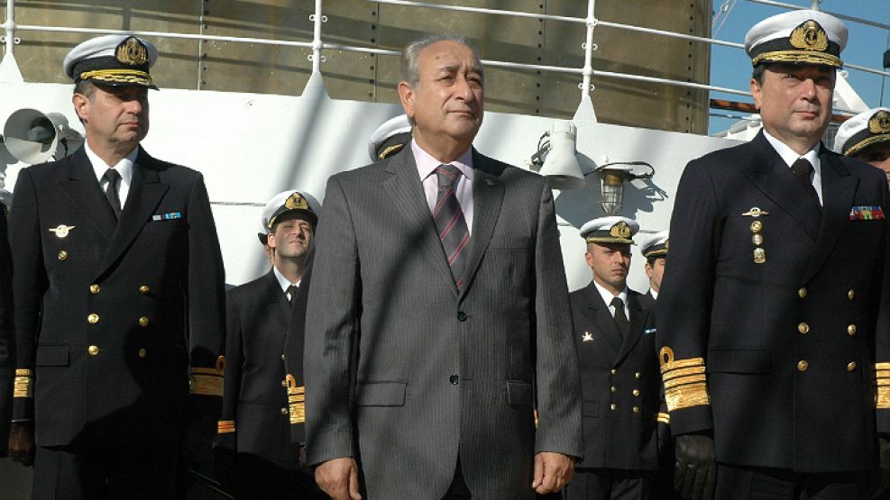 Puricelli, en mayo de 2012, despidiendo a la fragata Libertad, la cual luego sería embargada.