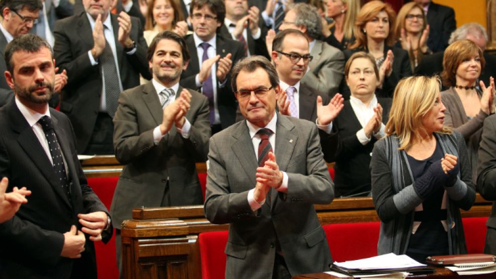 El presidente catalán Artur Mas aplaude el resultado de la votación en el Parlamento.