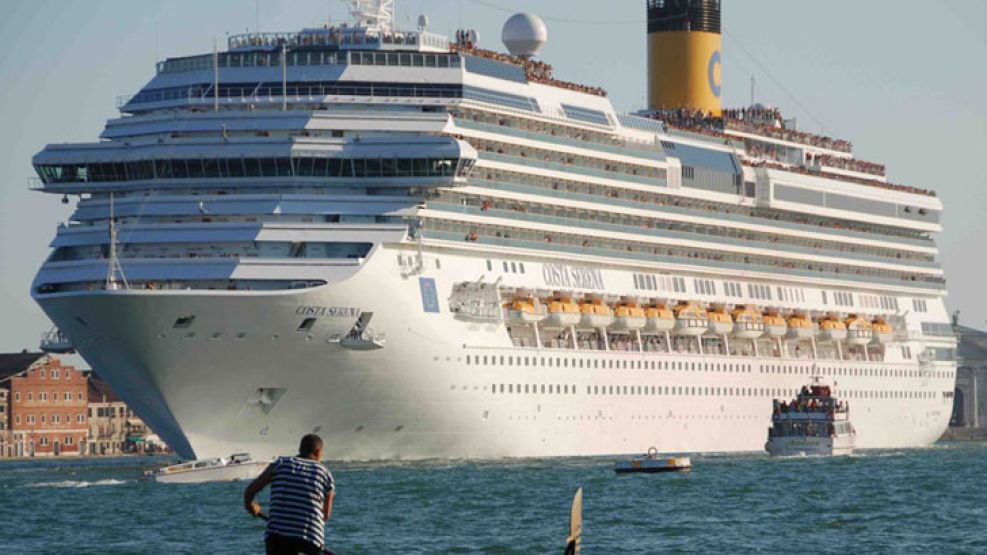Una imagen del imponente crucero Costa Serena.