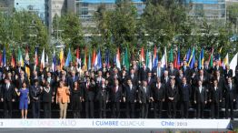 Lideres latinaomericanos y europeos posan para la foto oficial de la cumbre Celac- Unión Europea.