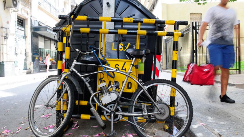 Cadenas. En el Microcentro, estacionar la bicicleta en un lugar seguro sin tener que pagar resulta una misión casi imposible.