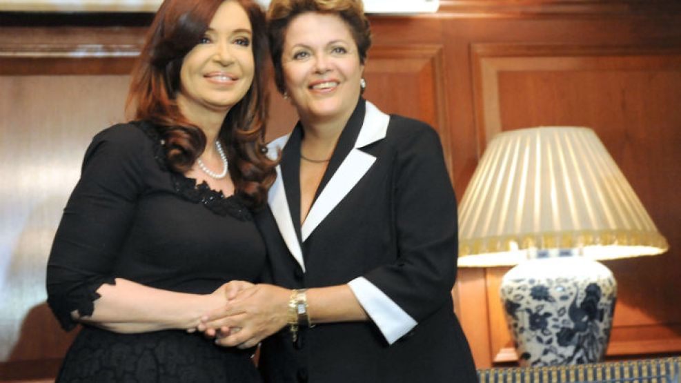 Cristina junto con Dilma Rousseff en la reunión Celac-Unión Europea.