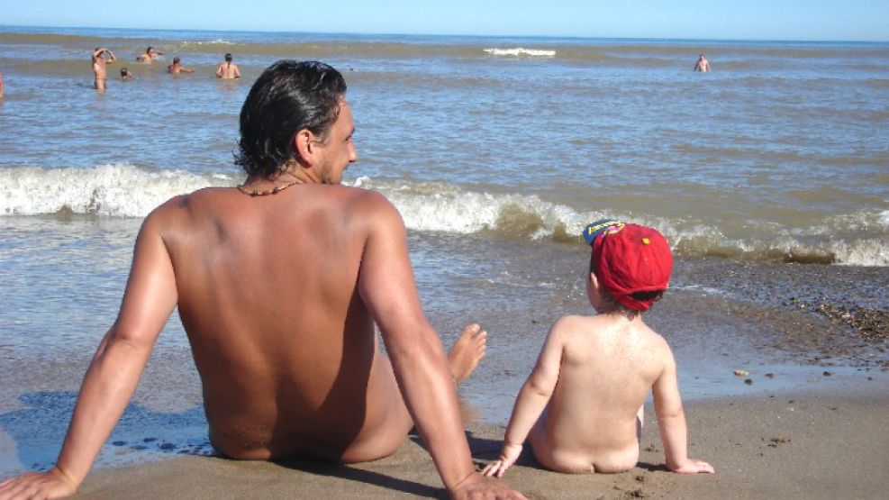 Al natural. Un padre con su hijo en la playa La Escondida, cerca del complejo de Chapadmalal.