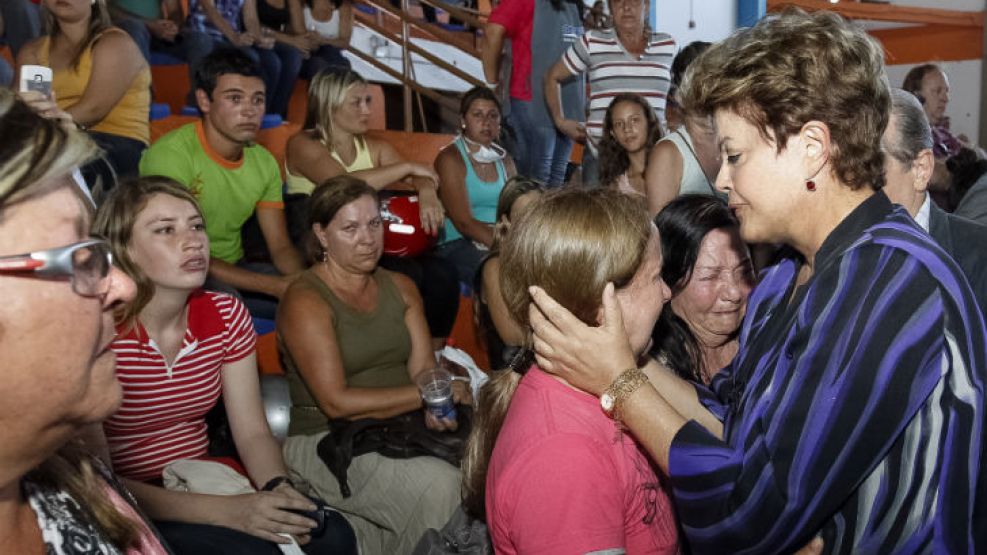 "Estamos juntos en este momento de tristeza y necesariamente lo vamos a superar", expresó Rousseff, notoriamente conmocionada por la tragedia.