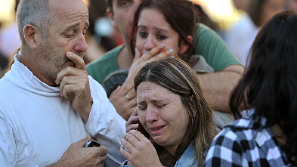 Familiares de las víctimas lloran tras el trágico incendio en el boliche "Club Kiss" de Santa Maria.