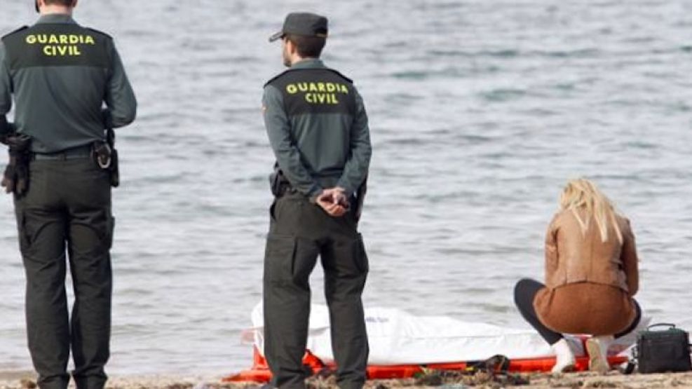 Un joven argentino fue hallado ahogado en Ibiza. La policía investiga el hecho.