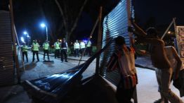 Los manifestantes tiraron el vallado de chapa del Parque Centenario.