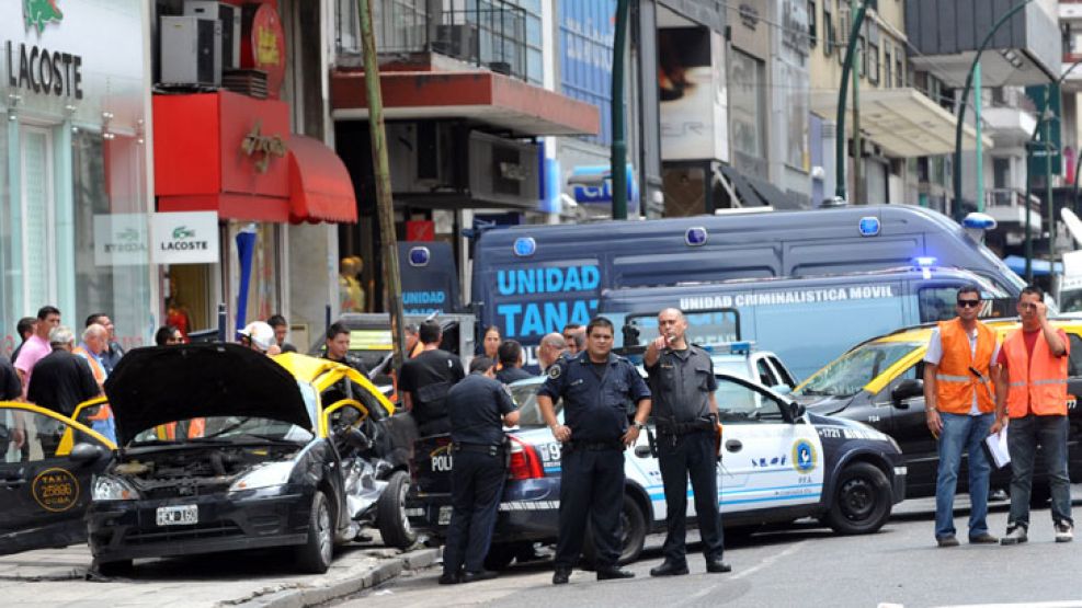 El accidente fue provocado por el taxi al ingresar en Avenida Santa Fe a alta velocidad, en un intento por escapar tras haber chocado una moto.