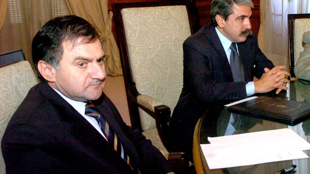 El intendente de Florencio Varela desde 1992, Julio Pereyra, Aníbal Fernández como ministro de Justicia, en 2006.