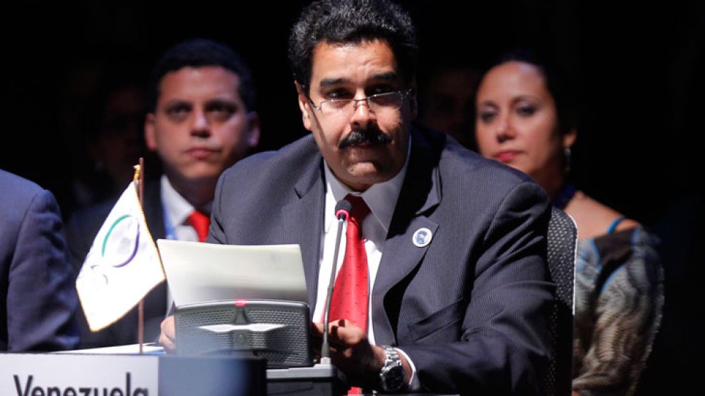 "Lamento no poder acudir a esta cita", escribió presuntamente Chávez en una misiva con tinta roja que leyó Maduro.
