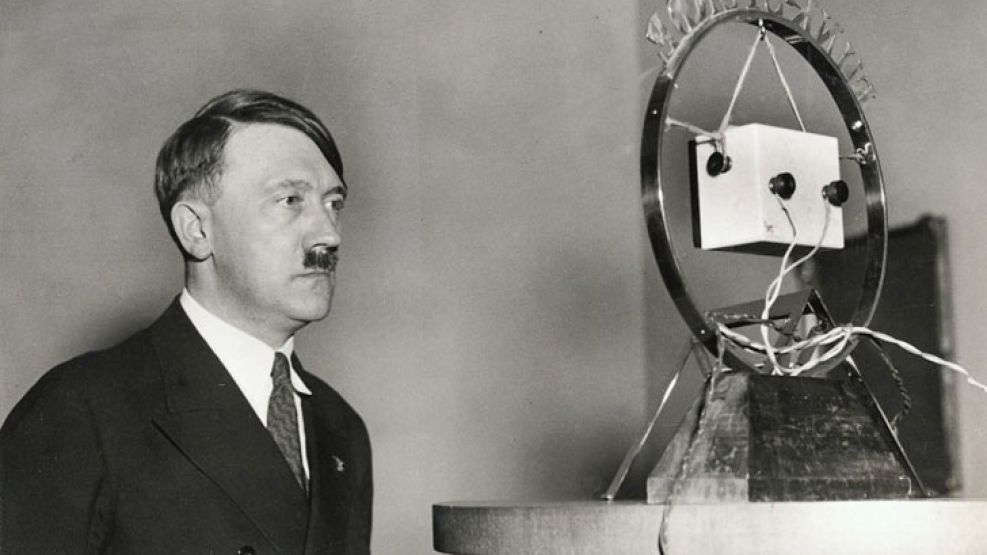 1933. Hitler, durante su programa de radio como canciller, tras la toma de poder.