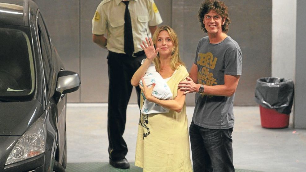Carla Peterson y Martín Lousteau, felices con su hijito.