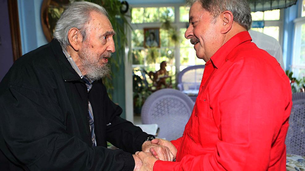 La característica guayabera roja de Hugo Chávez, ahora viste a Lula.