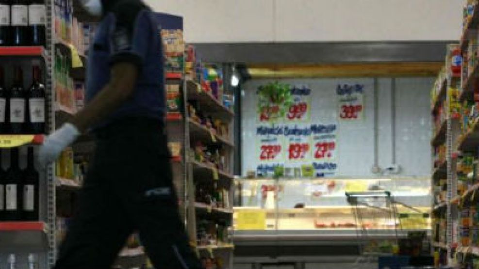 La policía observó los destrozos en el supermercado.