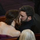 Ben Affleck besa a su esposa Jennifer Garner