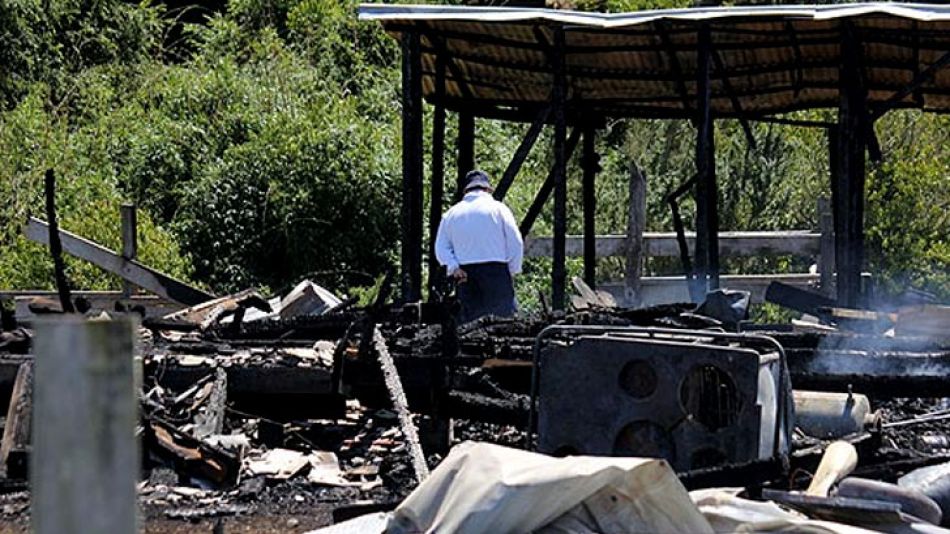 La casa destruida por el ataque incendiario en Río Bueno.