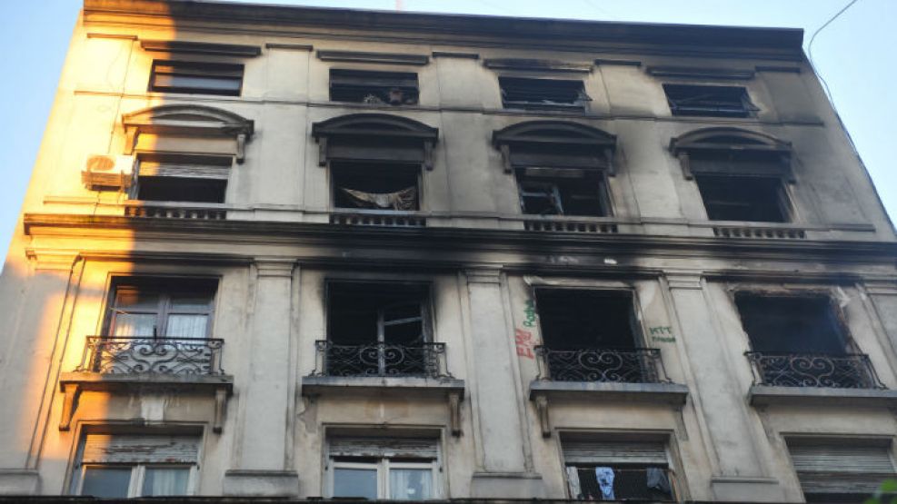 Un total de 90 familias debieron ser evacuadas después de que se incendiara un edificio tomado en la intersección de las calles Solis y Chile en el barrio porteño de Monserrat.
