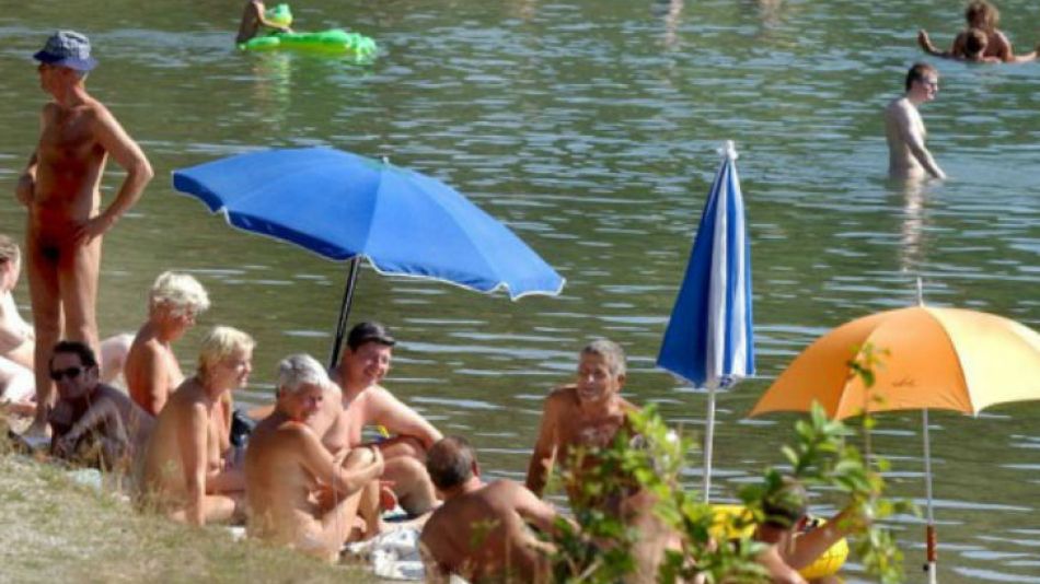 Parques públicos y playas son los sitios preferidos por los defensores de la vida ?al natural?. Todos inmersos en un aire de normalidad.