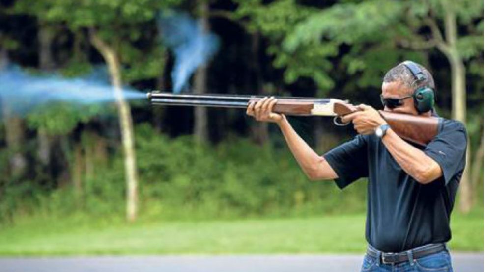 Apunten, fuego. Obama fue retratado por el fotógrafo oficial del gobierno en la Casa Blanca.