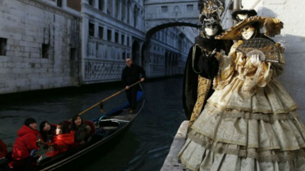 De los carnavales europeos, el que tiene lugar en la novelesca ciudad de Venecia es el que concita mayor interés.