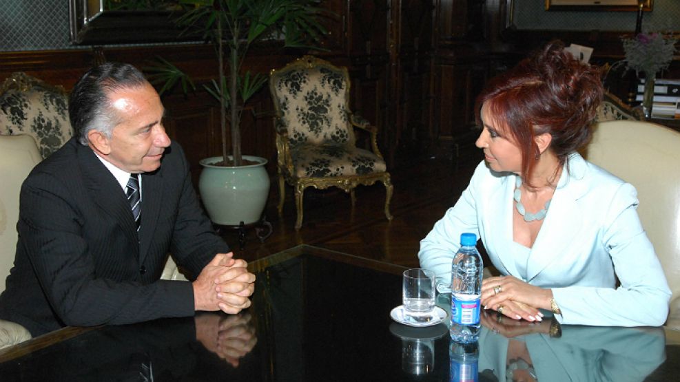 En 2008, Cristina Fernández de Kirchner recibió al entonces candidato presidencial por Paraguay Lino Oviedo.