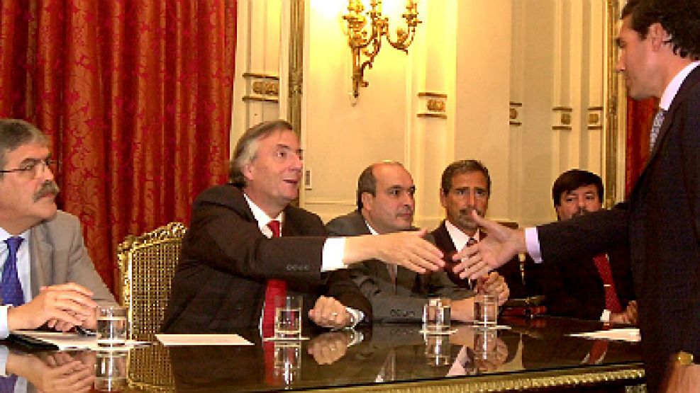 Marzo 2005. Néstor Kirchner, junto al ministro De Vido, José López, Jaime y Madaro, durante la firma del convenio para la construcción del gasoducto que se le otorgaría a Skanska.