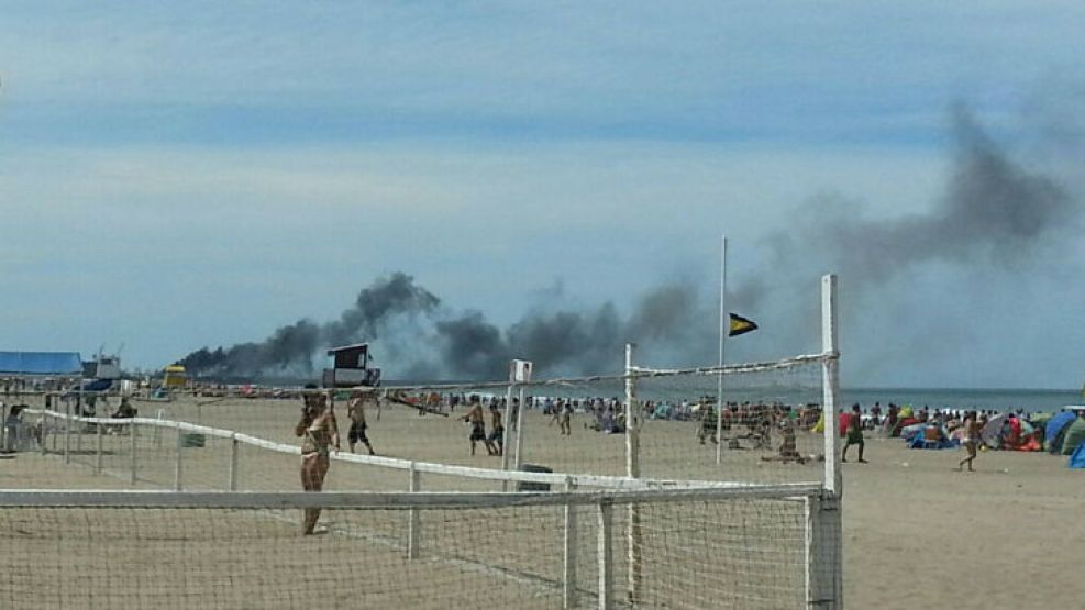 El humo registrado desde la playa.