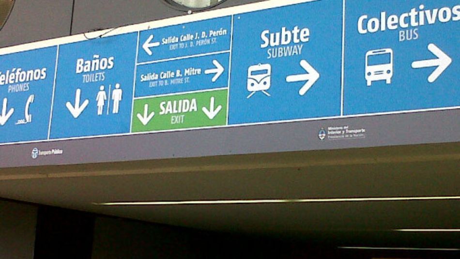 Los nuevos carteles de la estación Once.