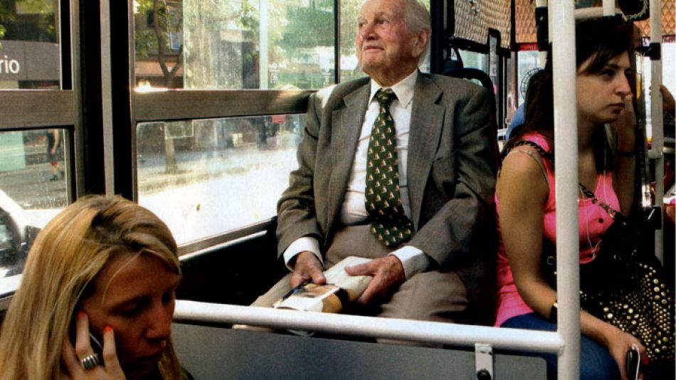 Jorge Zorreguieta Stefanini, el padre de la princesa y futura reina de Holanda, fue fotografiado como un transeúnte más viajando en un colectivo de la línea 152.