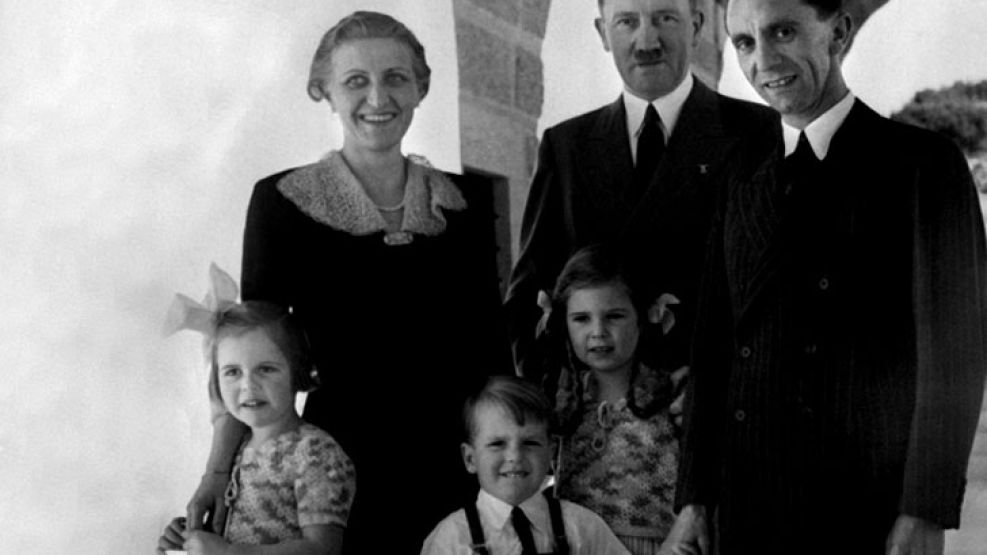 Foto fechada el 25 de octubre de 1938. Hitler posa junto a Goebbels y su familia.
