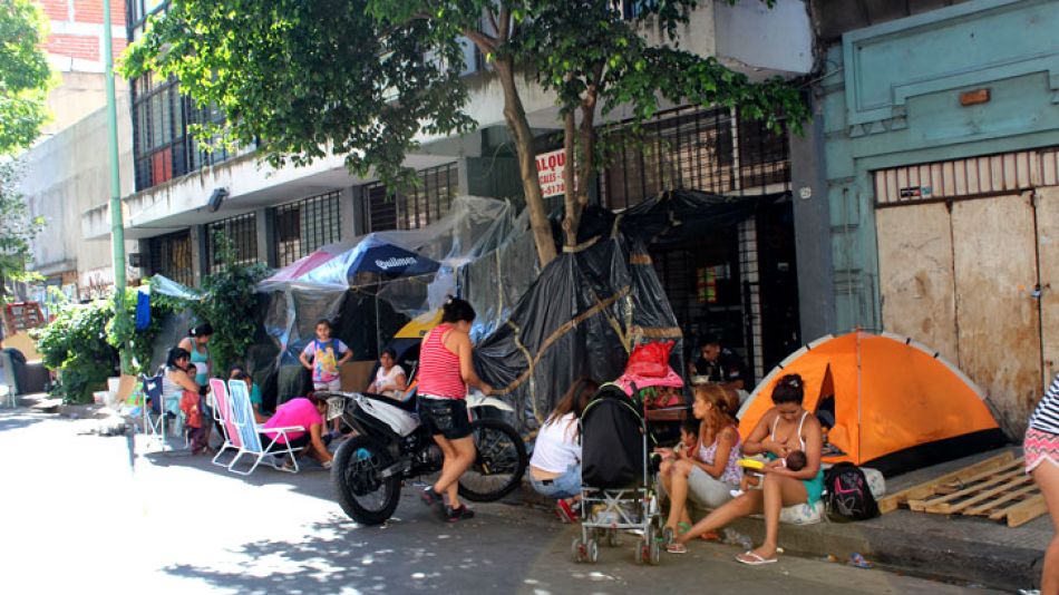 Así viven hace 7 días las familias que habitaban el edificio.