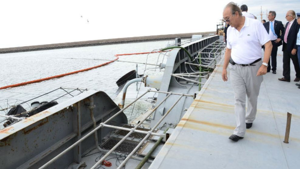 Buzos, ingenieros navales y técnicos del Servicio de Salvamento y Buceo de la Armada planean "reflotar" al destructor Santísima Trinidad.