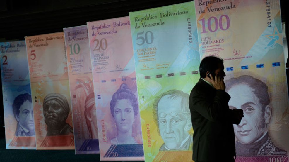 La medida lleva el tipo de cambio controlado por el gobierno a 6,3 bolívares por dólar.