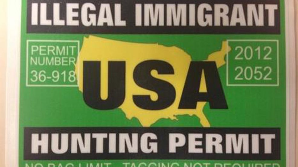 "Permiso para cazar inmigrantes ilegales. Sin límite de bolsas. No se requieren marcas".