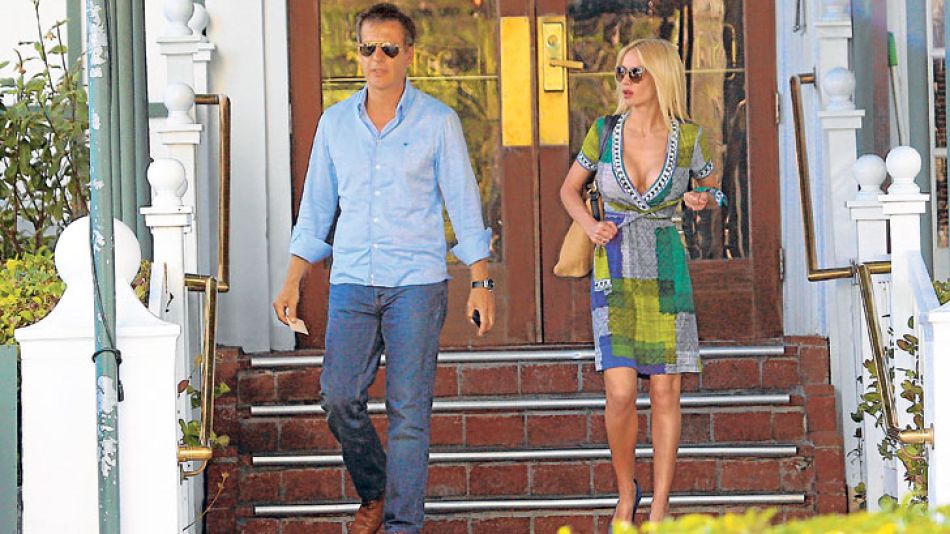 Sexy. Luciana Salazar exhibe lo mejor que tiene a la salida de un restaurante en Miami; el economista, un bronceado perfecto.