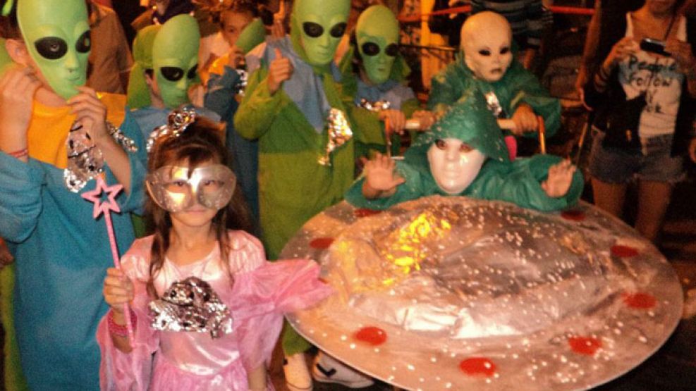 El Carnaval Alienígena es uno de los corsos de más originales del país.