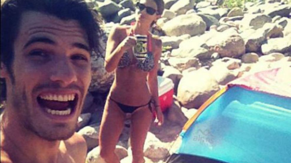Disfrutó con su novio, Manu Desrets, de un día de camping en Playa de los Hippies. Fotos.